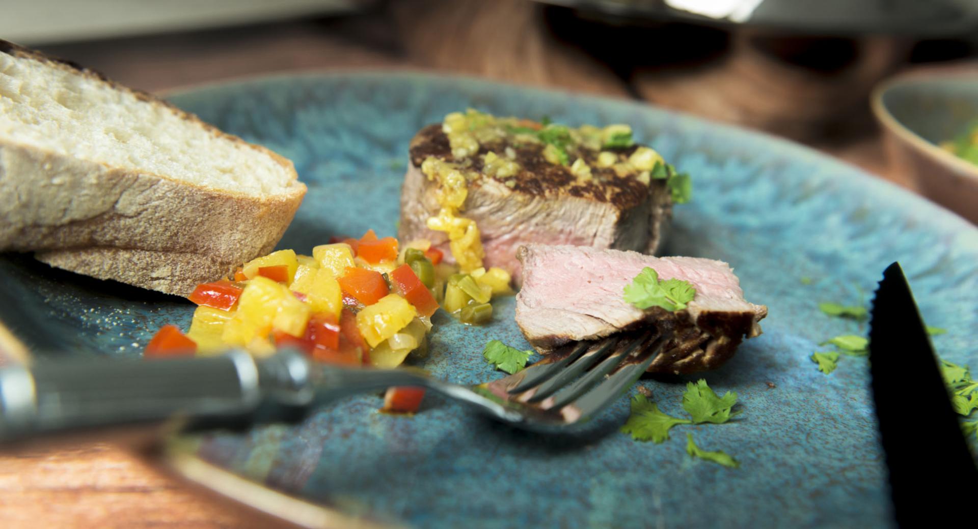 Filete con salsa de piña y guindillas