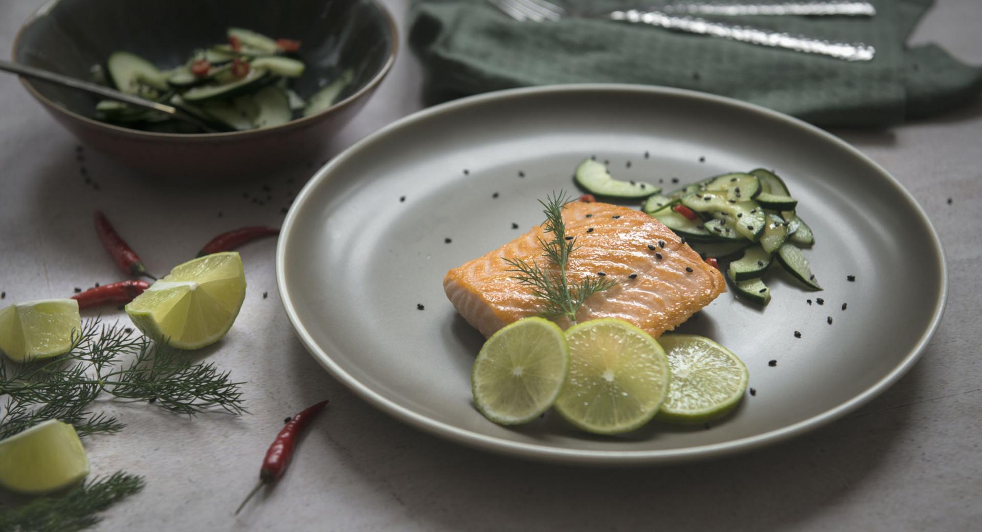 Salmón con ensalada de pepino y guindilla