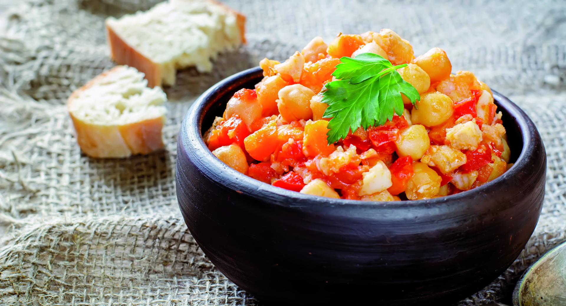 Garbanzos con salsa de tomate