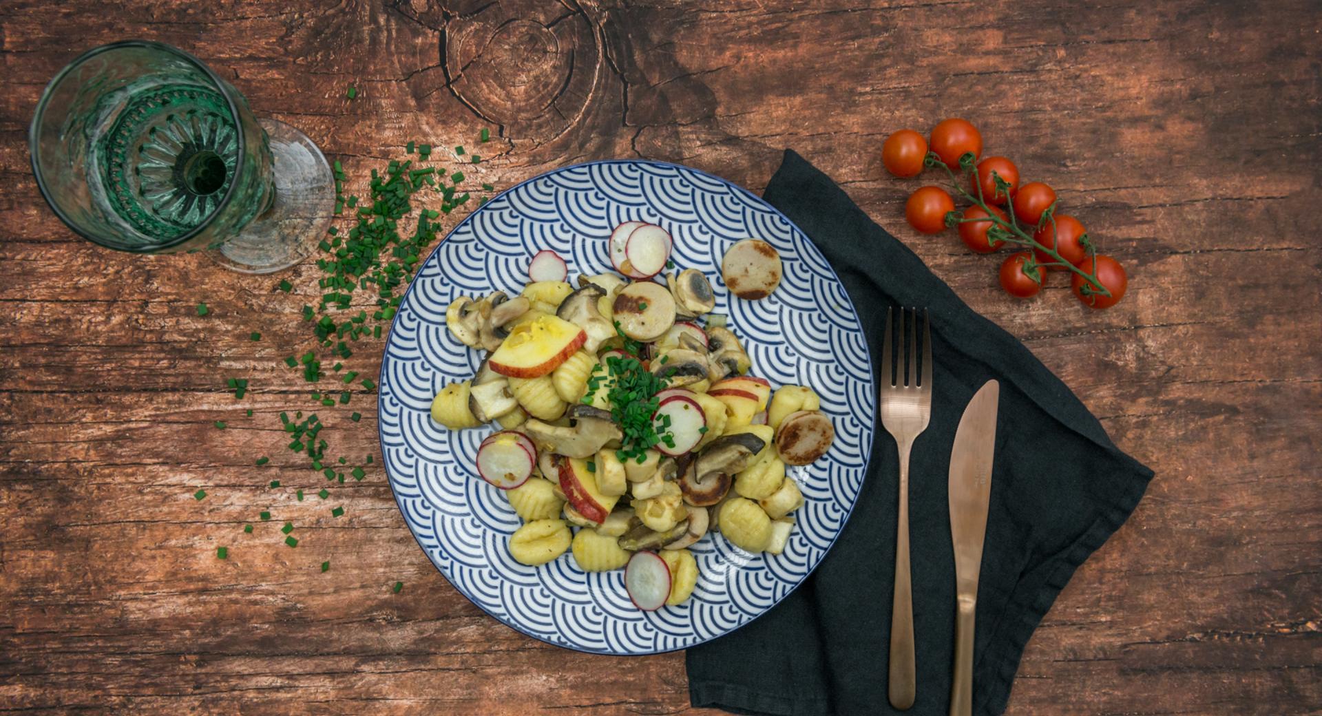 Ensalada de ñoquis, setas y salchichas bratwurst