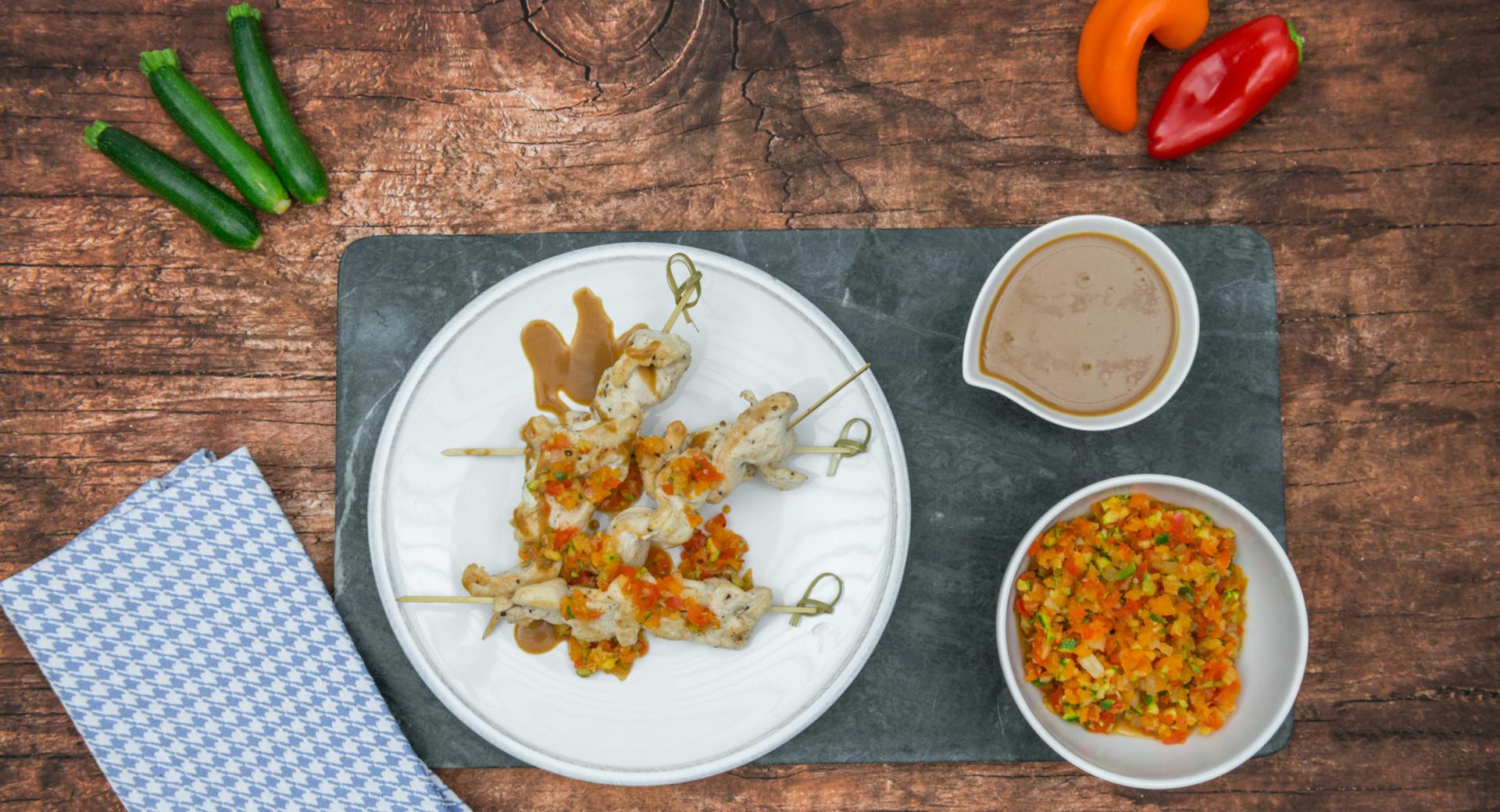 Pinchos de pollo con salsa de cacahuete