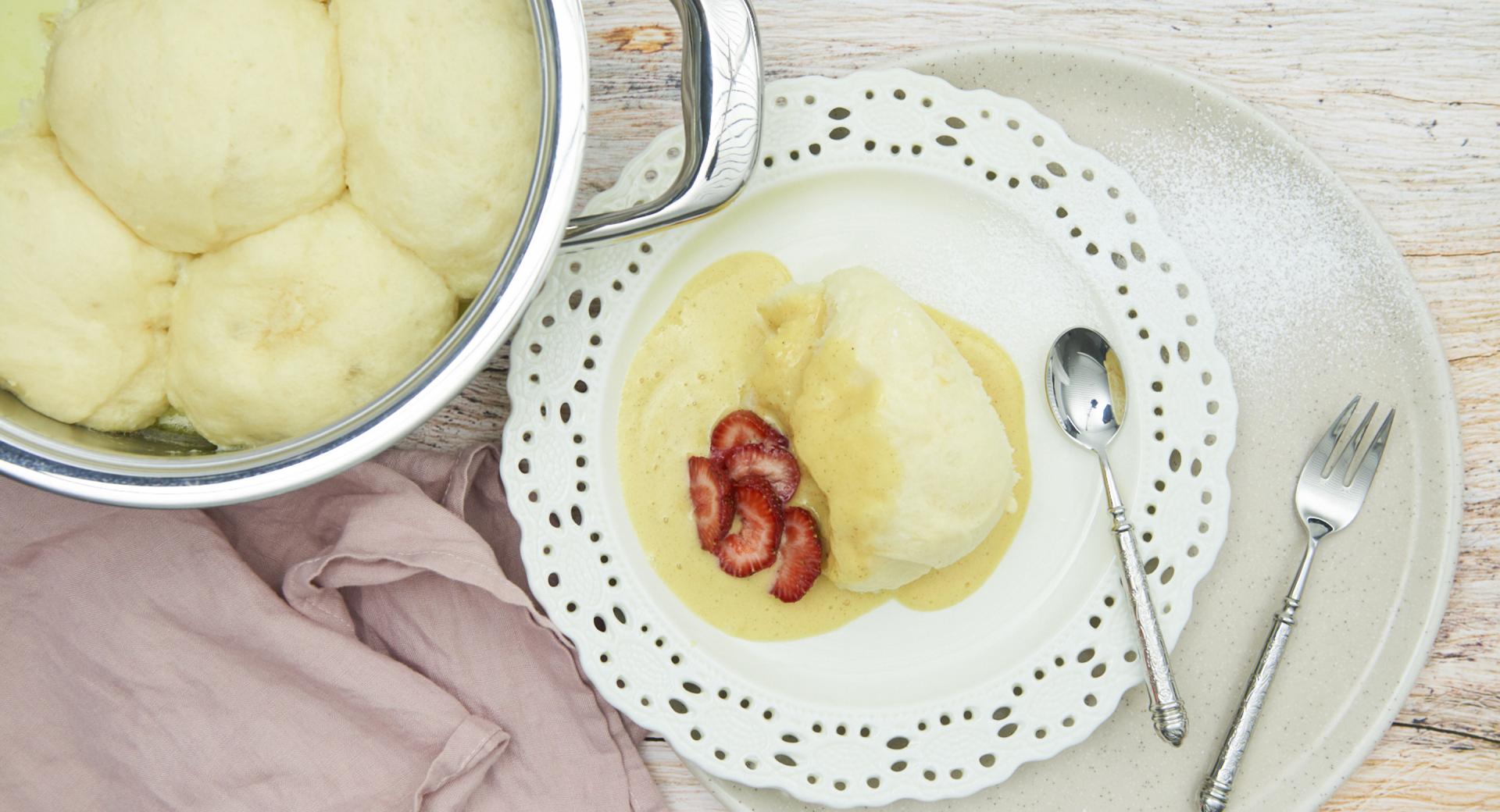 Bollos de leche con salsa de espuma de vino