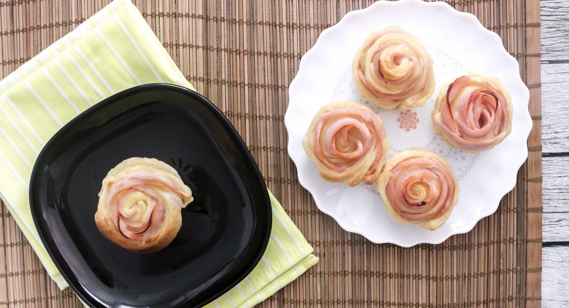 Rosas de hojaldre con jamón y queso