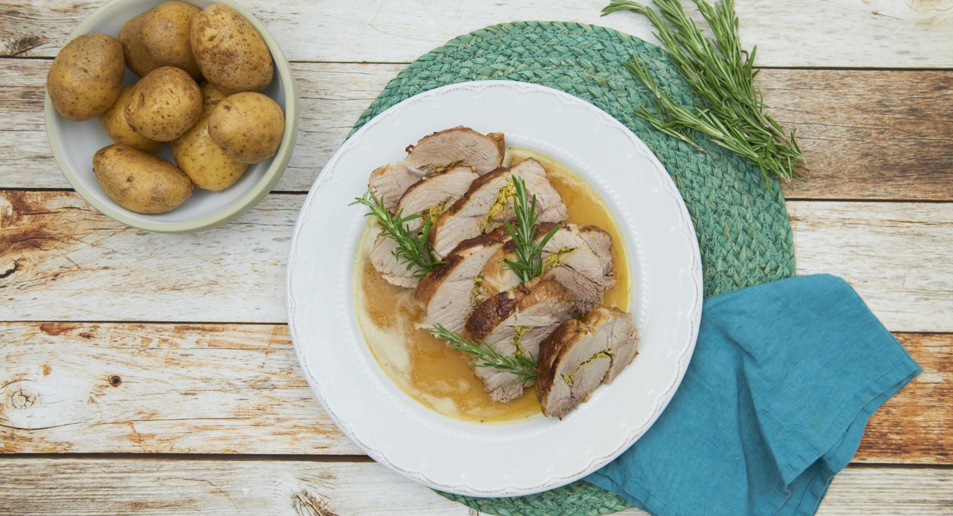 Rollo de cerdo relleno asado