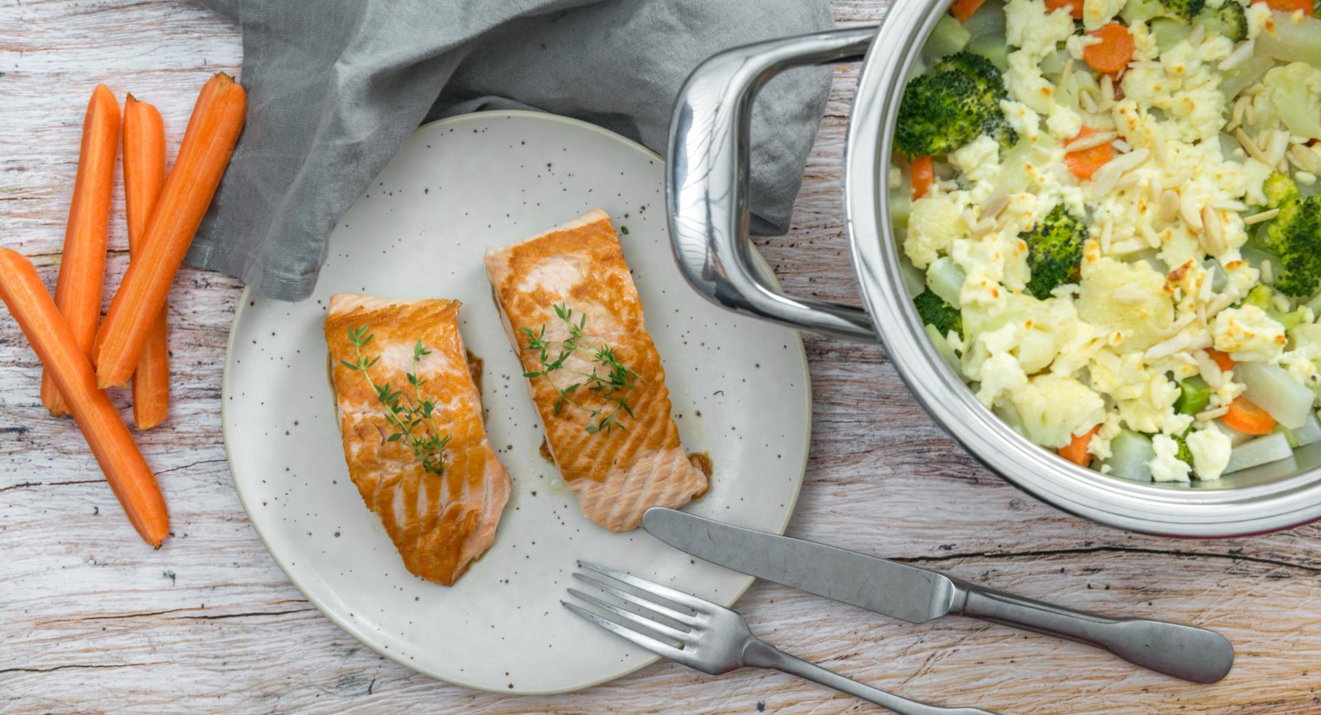 Salmón con verduras de temporada gratinadas