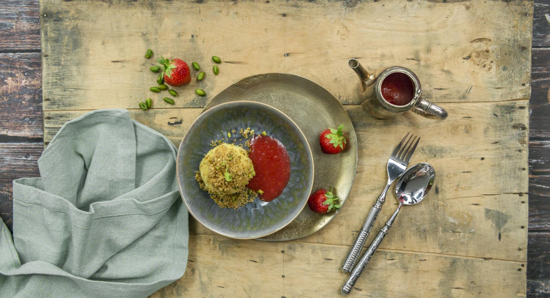 Albóndigas de patata y sémola con salsa de fresas y pistacho