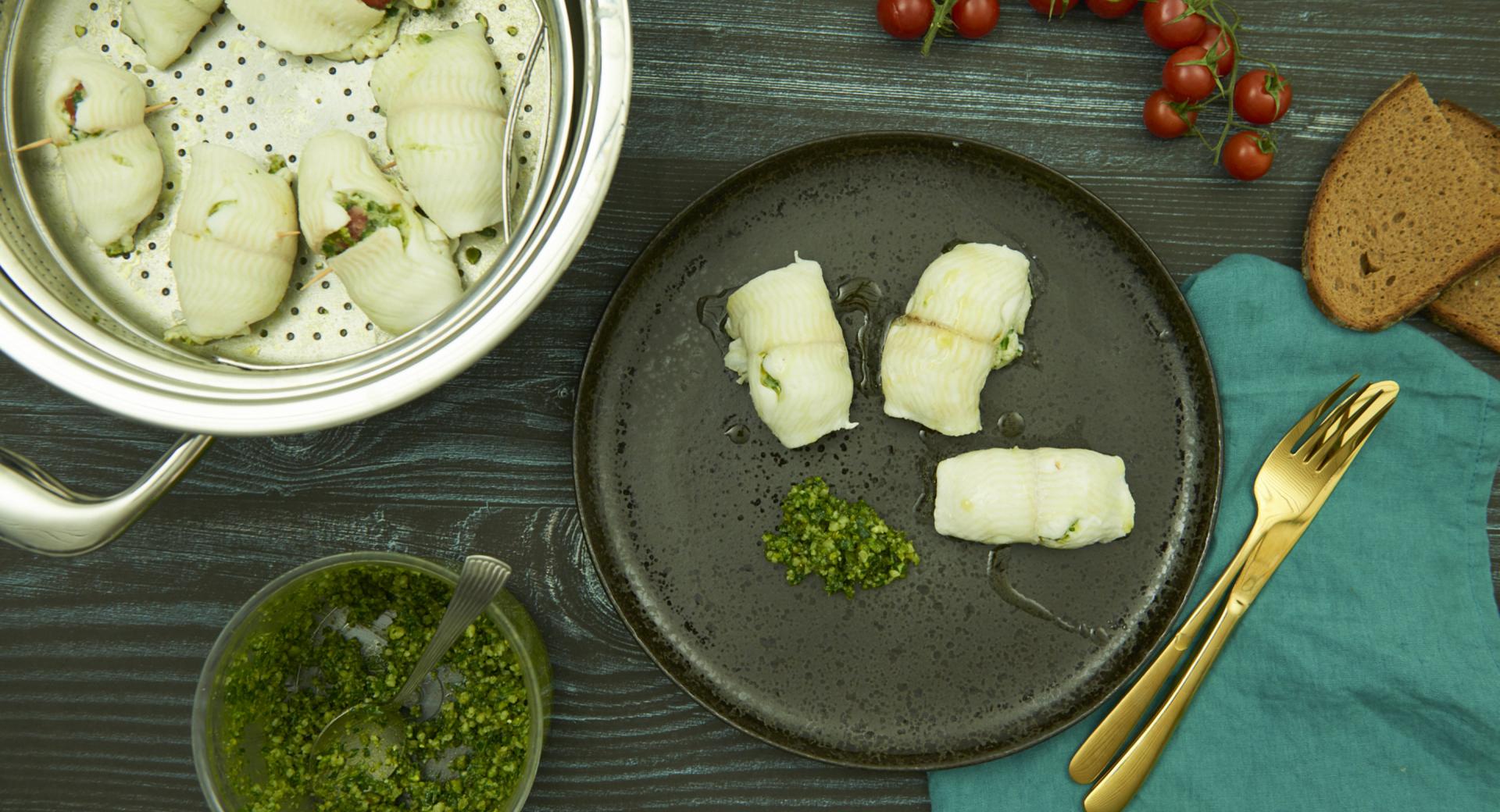 Rollitos de pescado con pesto de rúcula