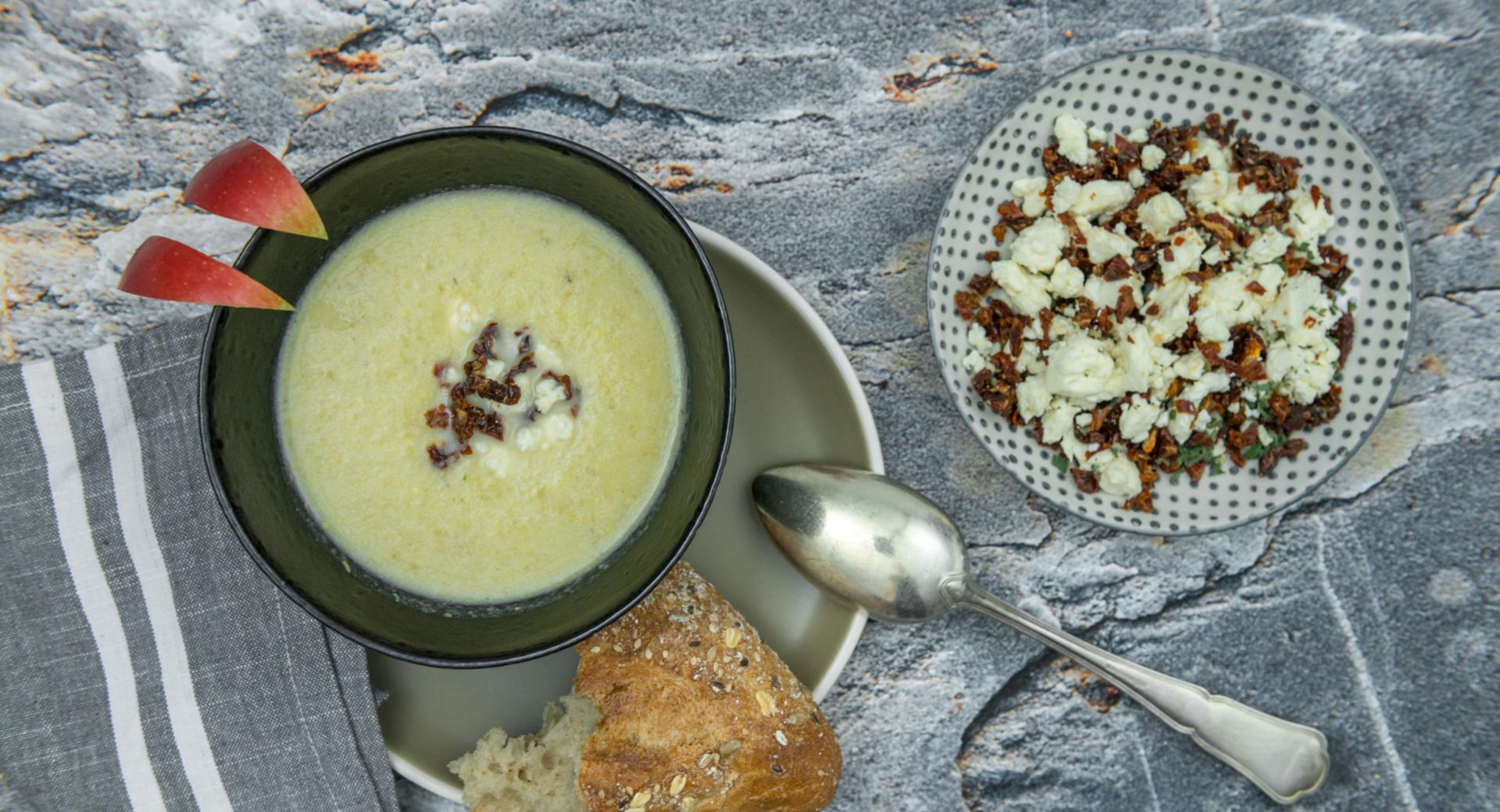 Sopa de col y manzana con queso feta