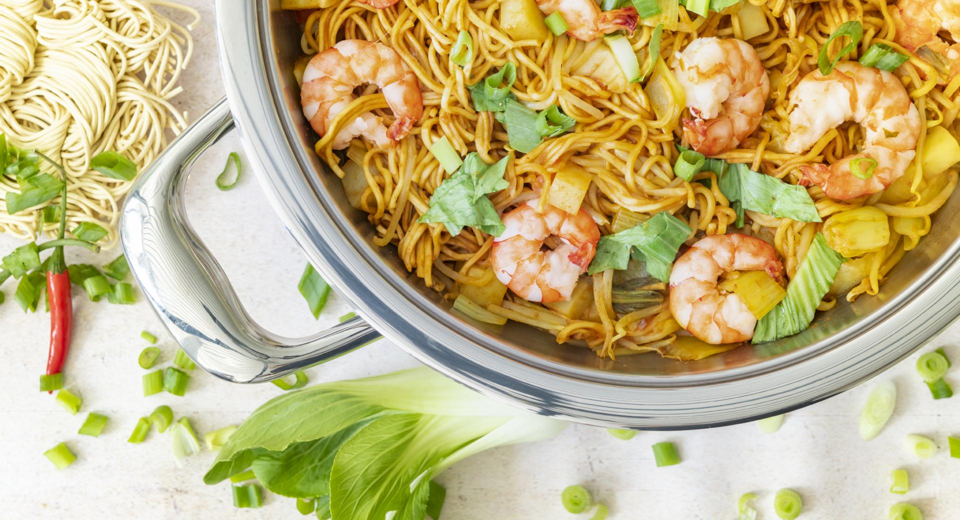 Fideos con gambas y pak choi