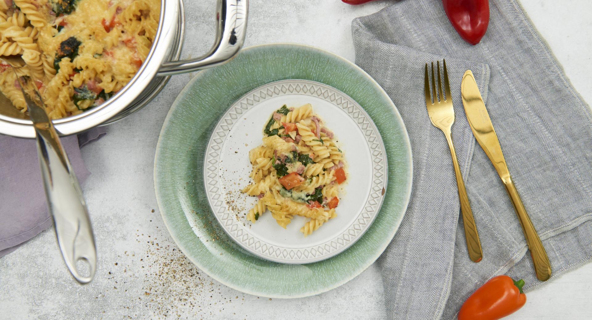 Pasta con espinacas y pimiento