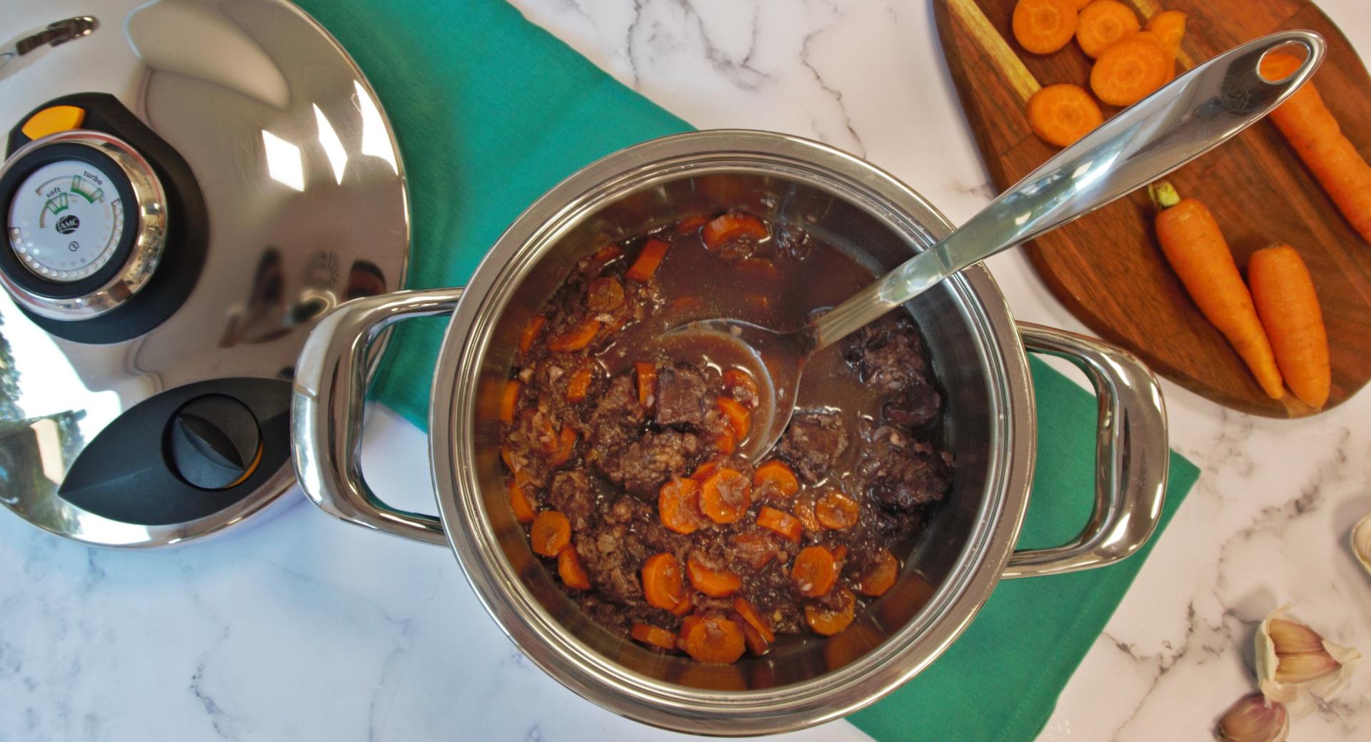 Carrilleras al vino tinto con mermelada de fresa