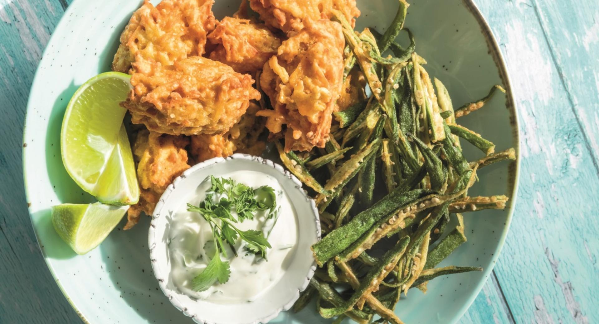 Bhajis (buñuelos vegetales hindús) con Bindhi Kurkuri (okra frita)