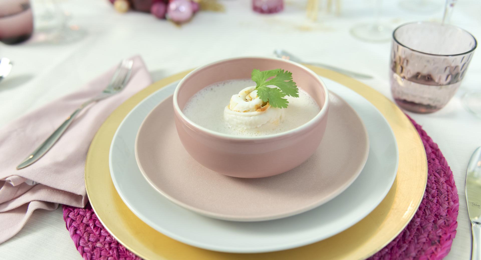 Sopa de coco cremosa con rollitos de pescado