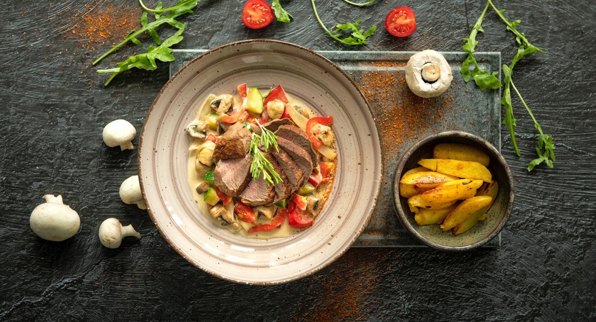 Bistec de ternera con verduras y patatas rústicas