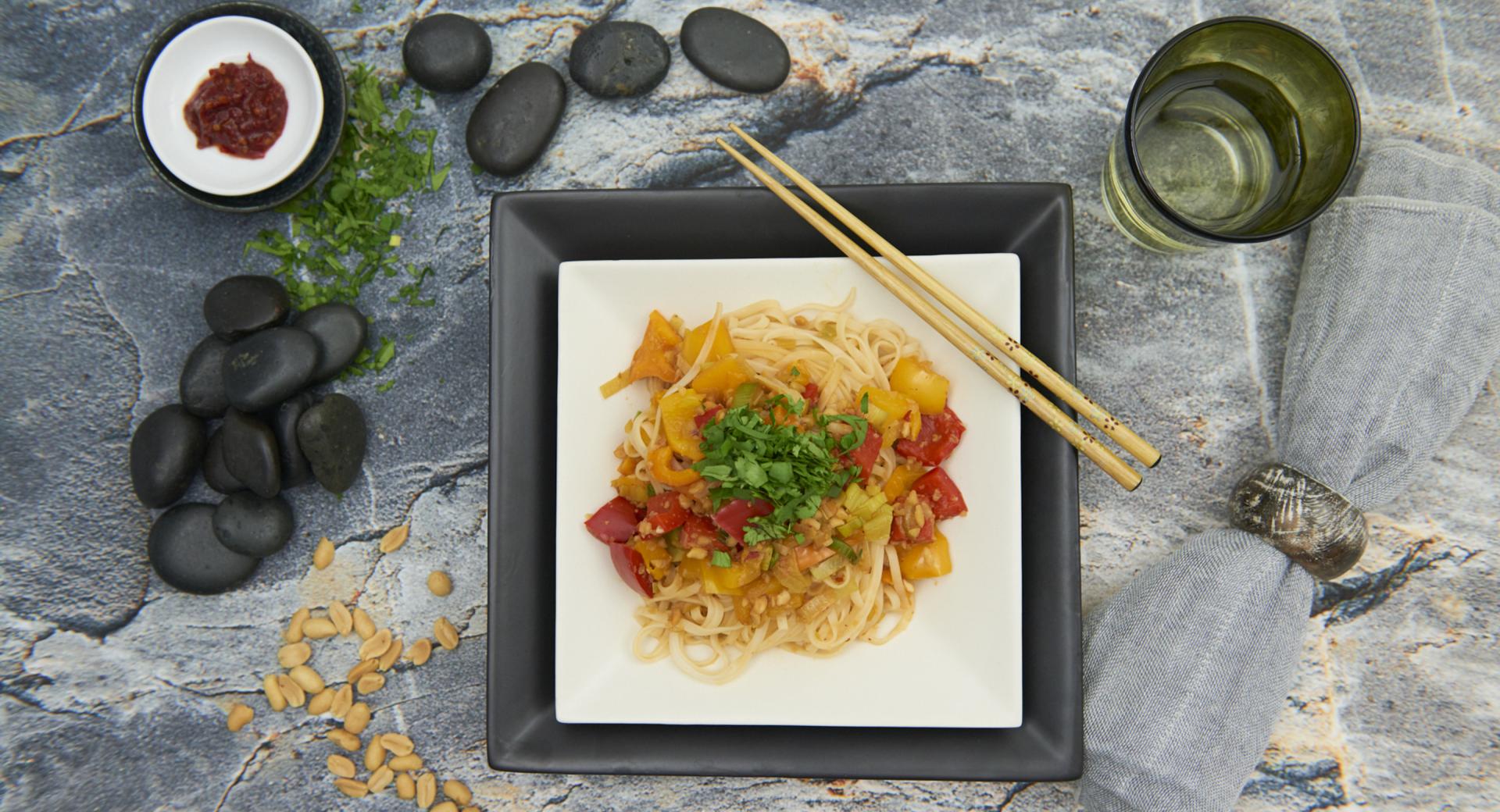 Fideos con verduras y salsa de cacahuete