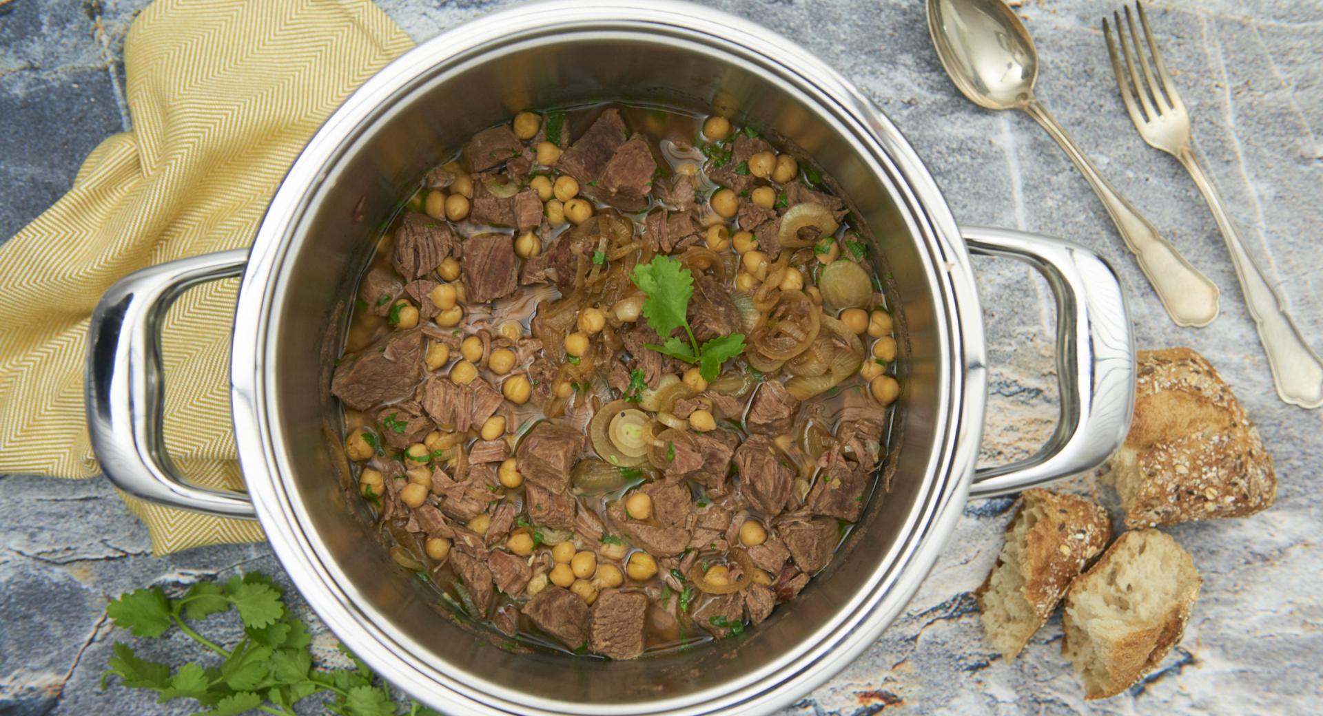 Estofado de carne con garbanzos y cebolla caramelizada