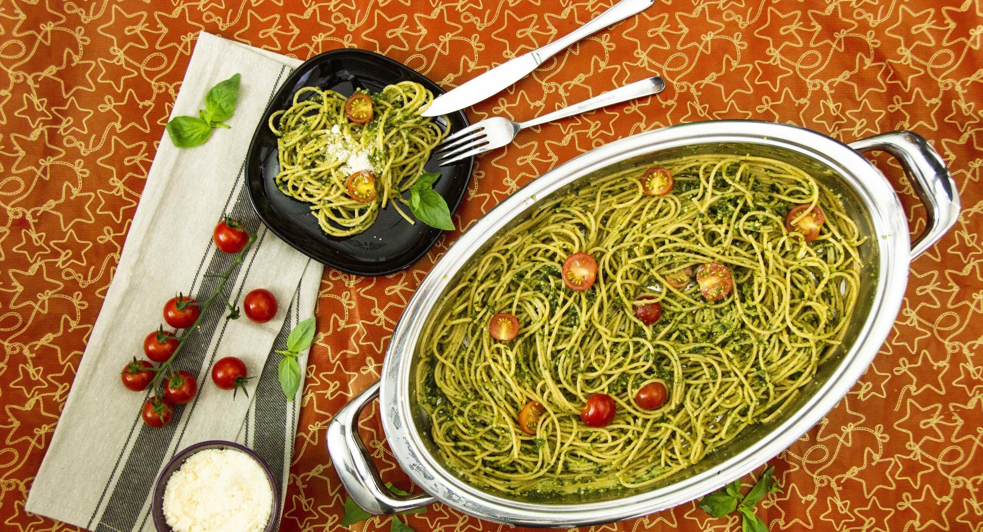 Espaguetis con pesto de macadamia
