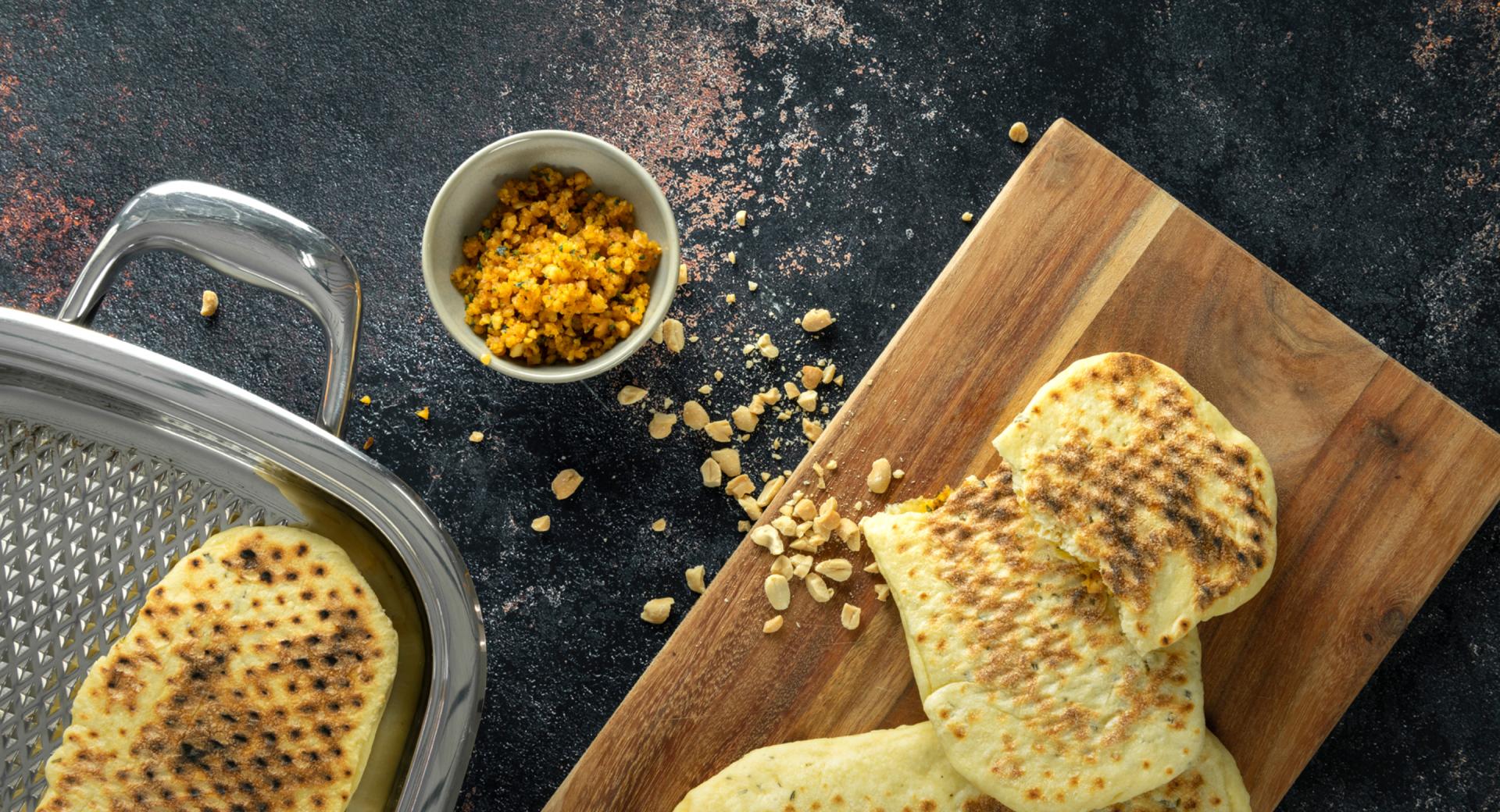 Pan de pita con cacahuetes y cheddar