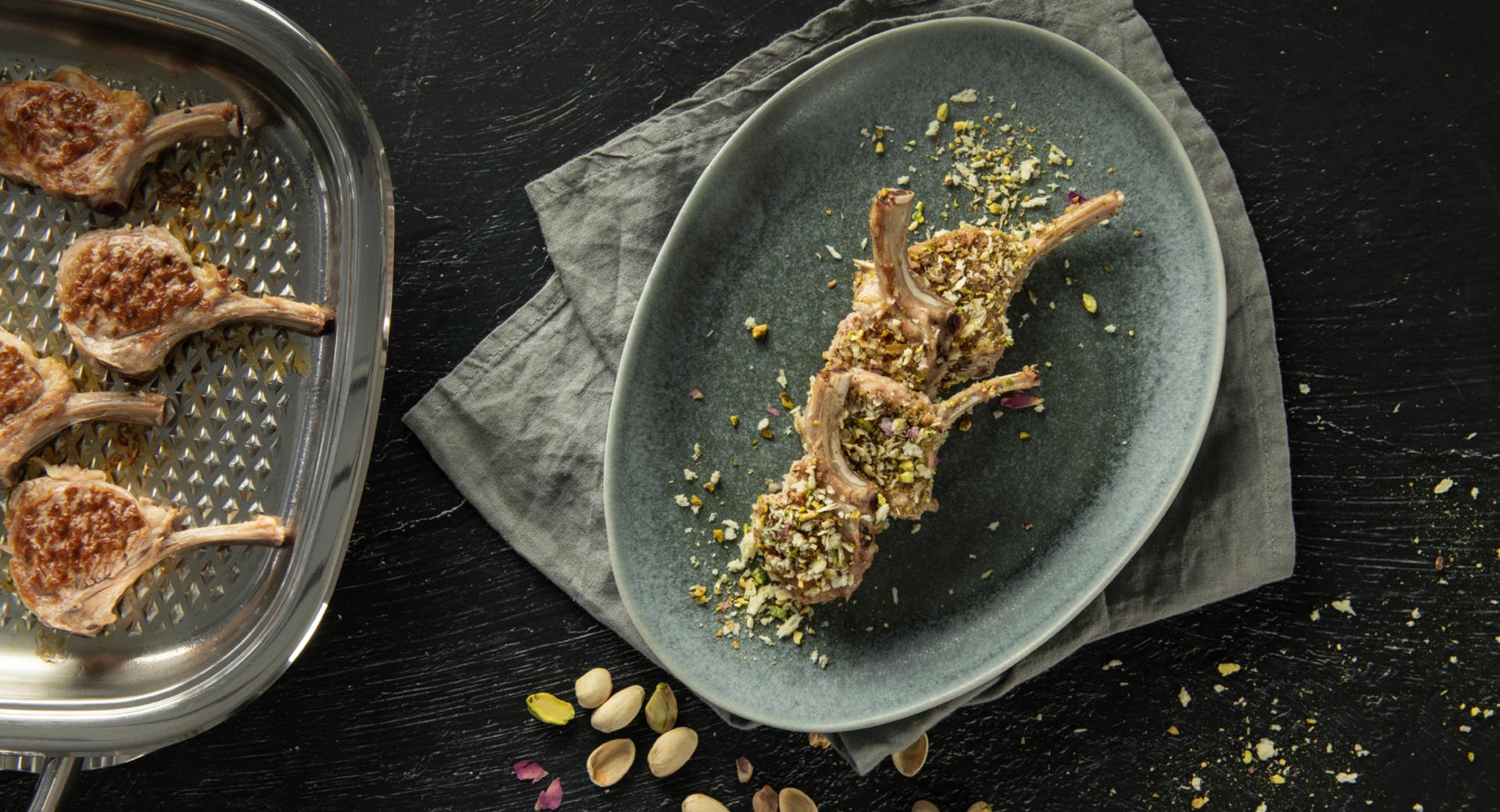 Chuletas de cordero con crumble de pistachos