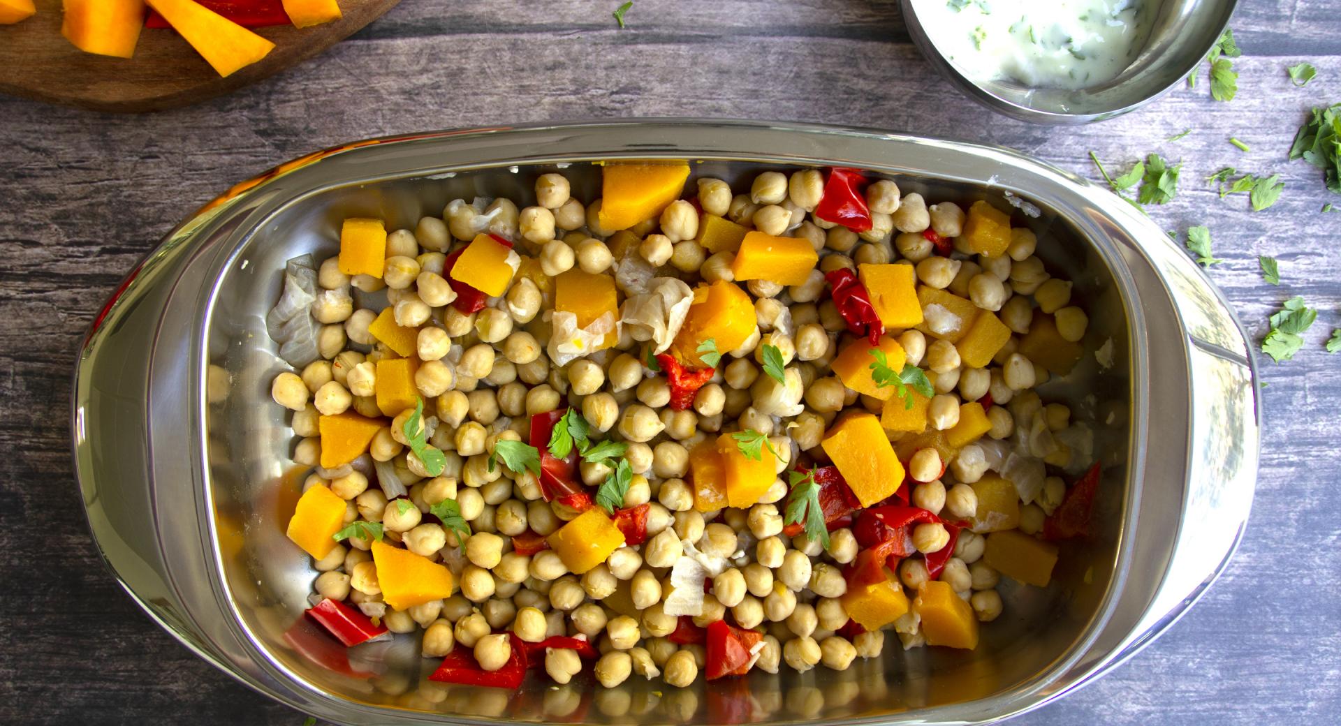 Ensalada tibia de garbanzos con aliño de yogur