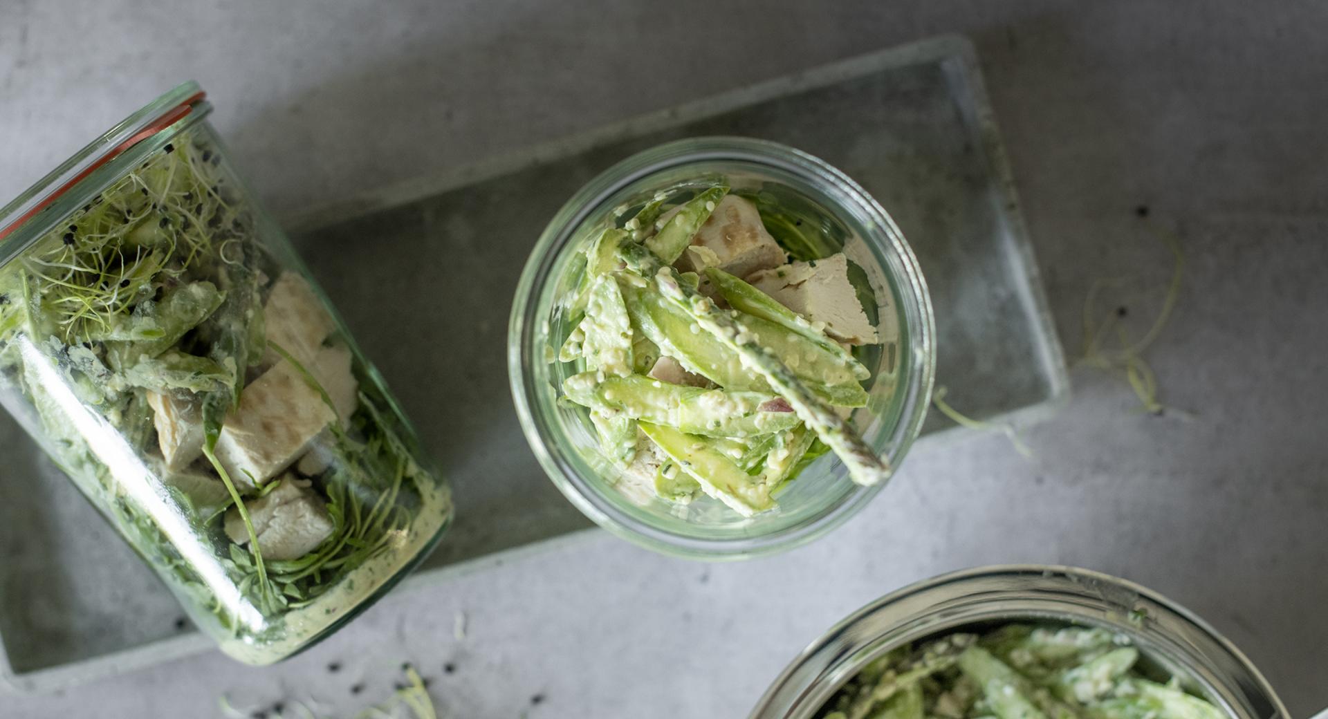 Ensalada de espárragos con pollo en un vaso