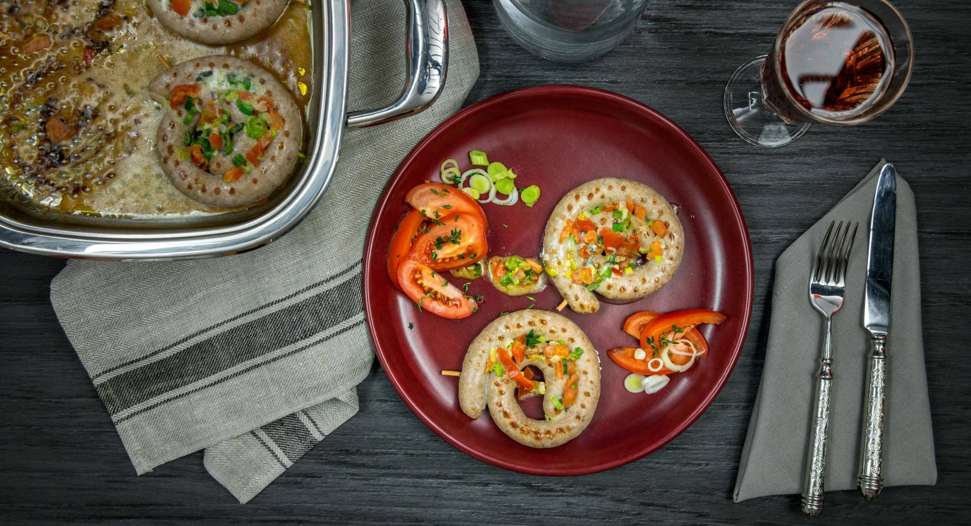 Butifarras cubiertas con tomate y gorgonzola 