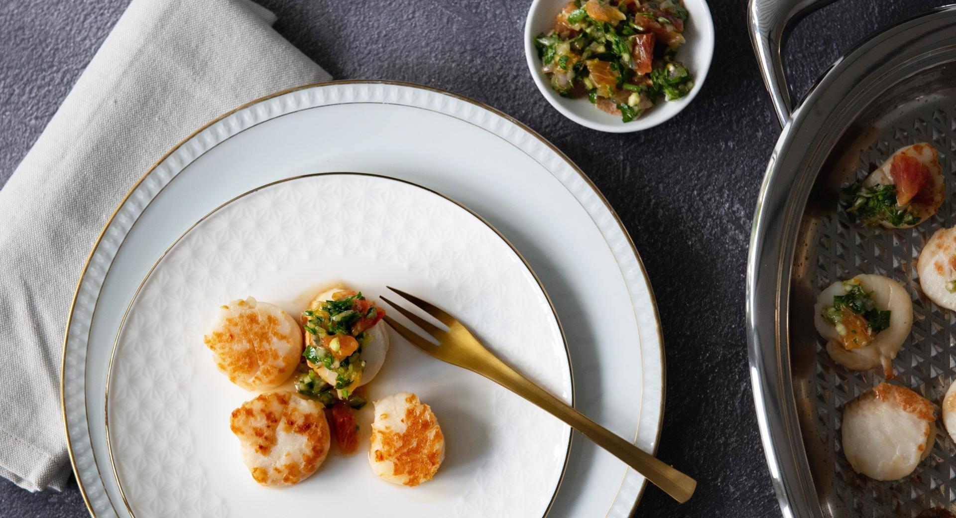 Vieiras a la plancha con salsa de naranja y hierbas