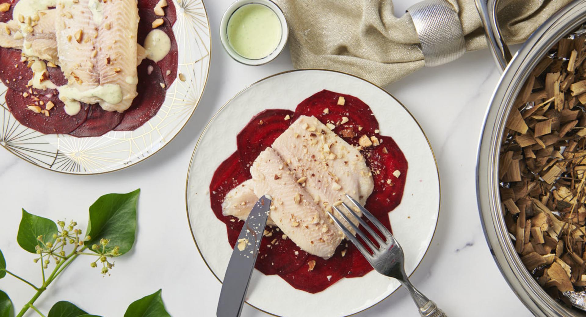 Filete de trucha ahumada sobre carpaccio de remolacha