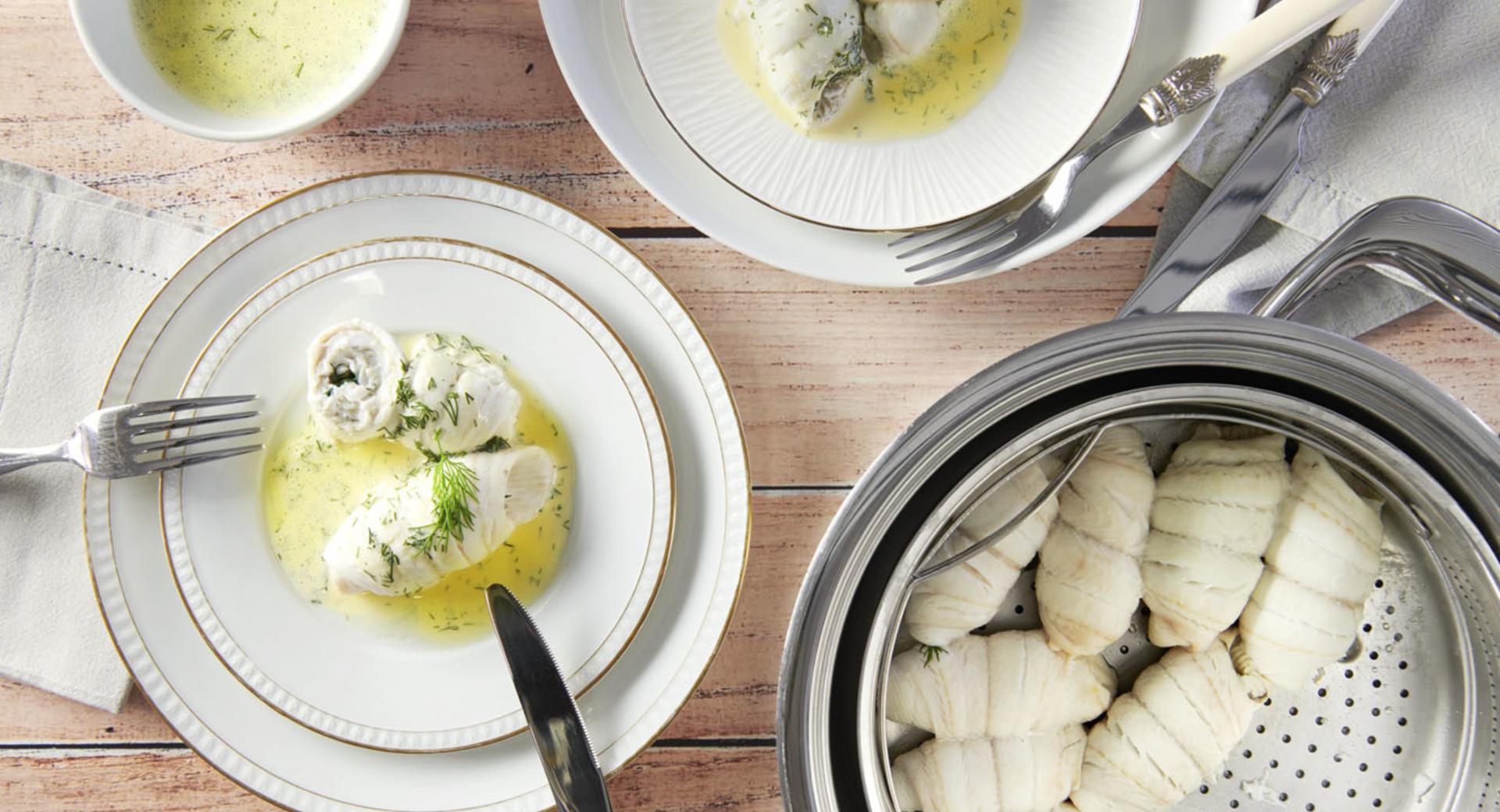 Rollitos de pescado con crema de eneldo