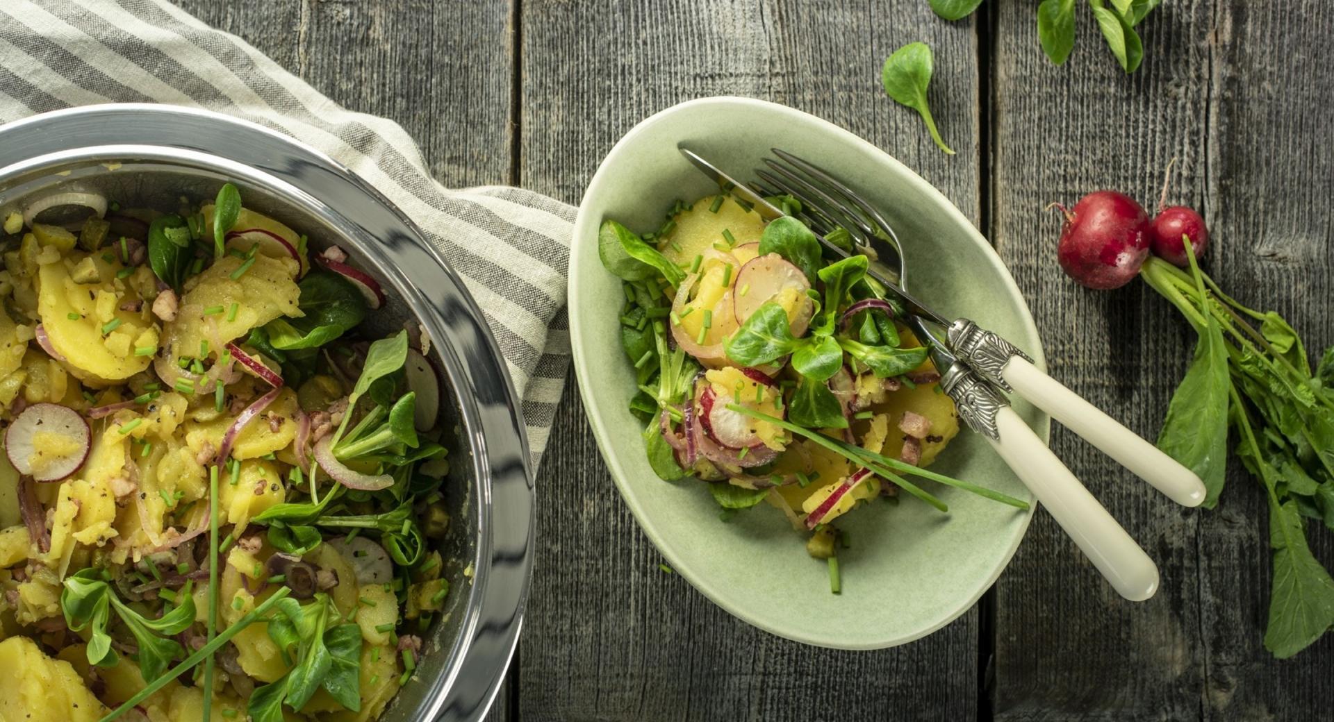 Ensalada alemana de patata con rábano y pepinillo