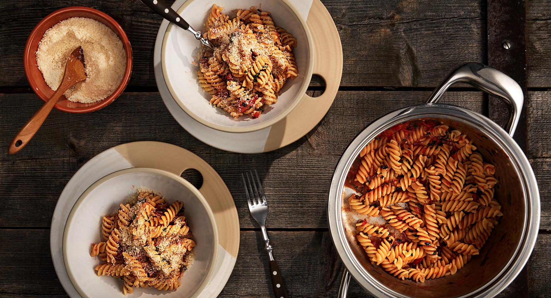 One-pot pasta: Fusilli con salsa de tomate