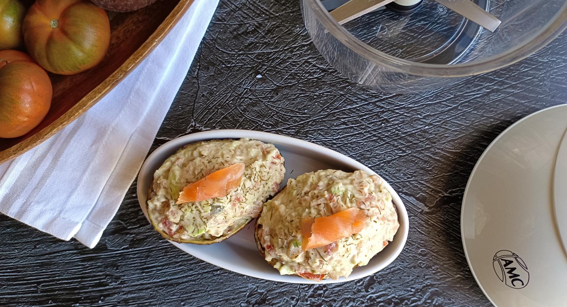 Aguacate relleno con salmón y queso