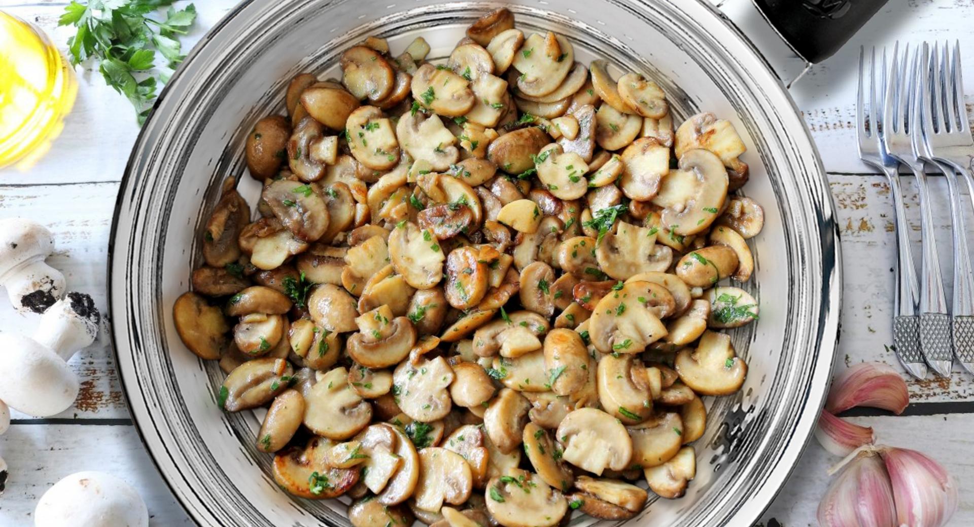 Champiñones al ajillo