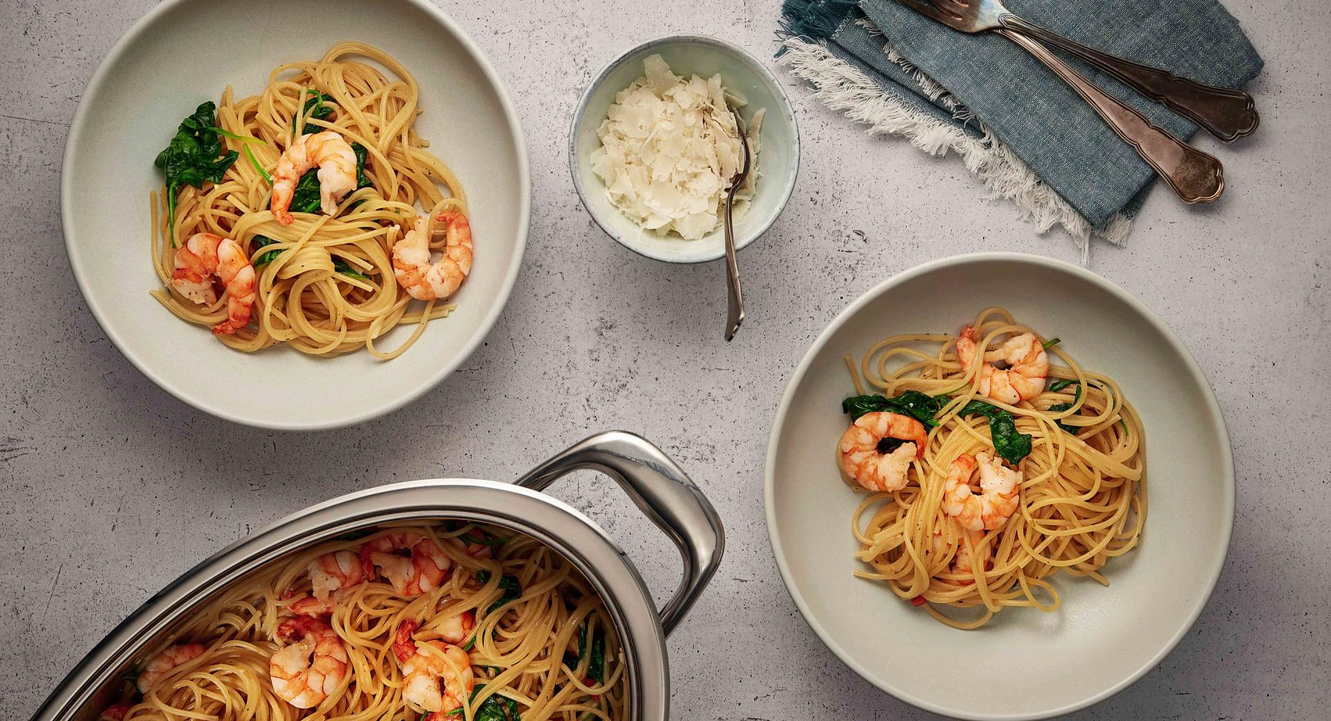 Espaguetis con gambas y espinacas
