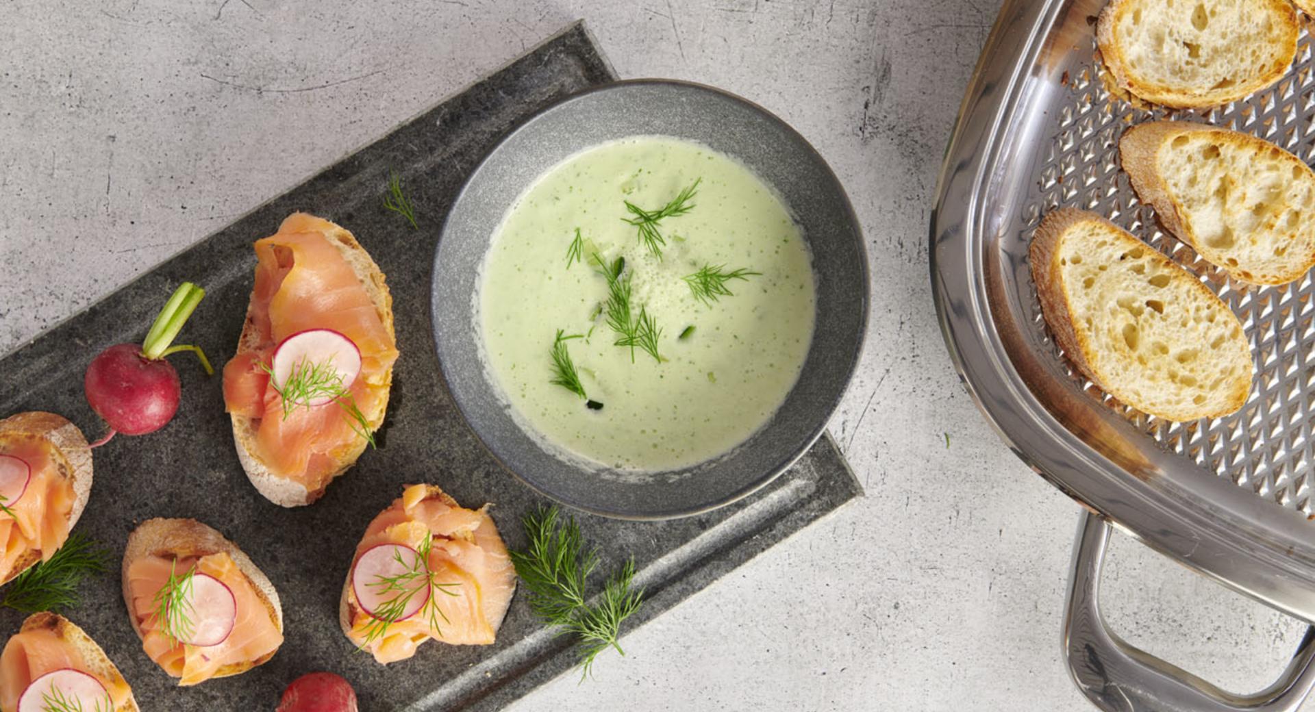 Sopa fría de pepino con crostini de salmón