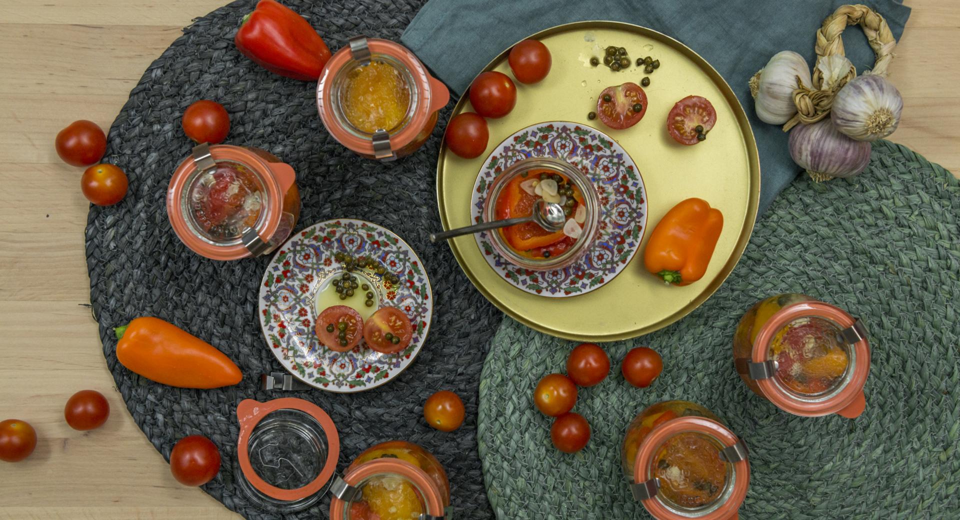 Pimientos y tomates marinados en conserva