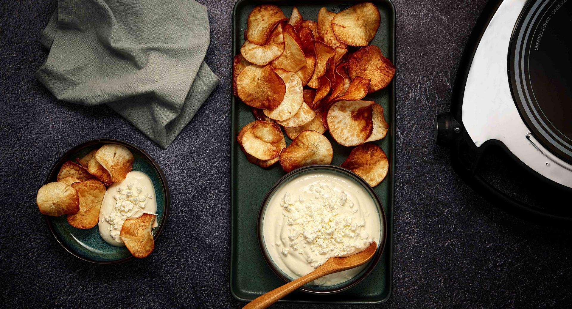 Chips de yuca con dip de yogur y queso feta