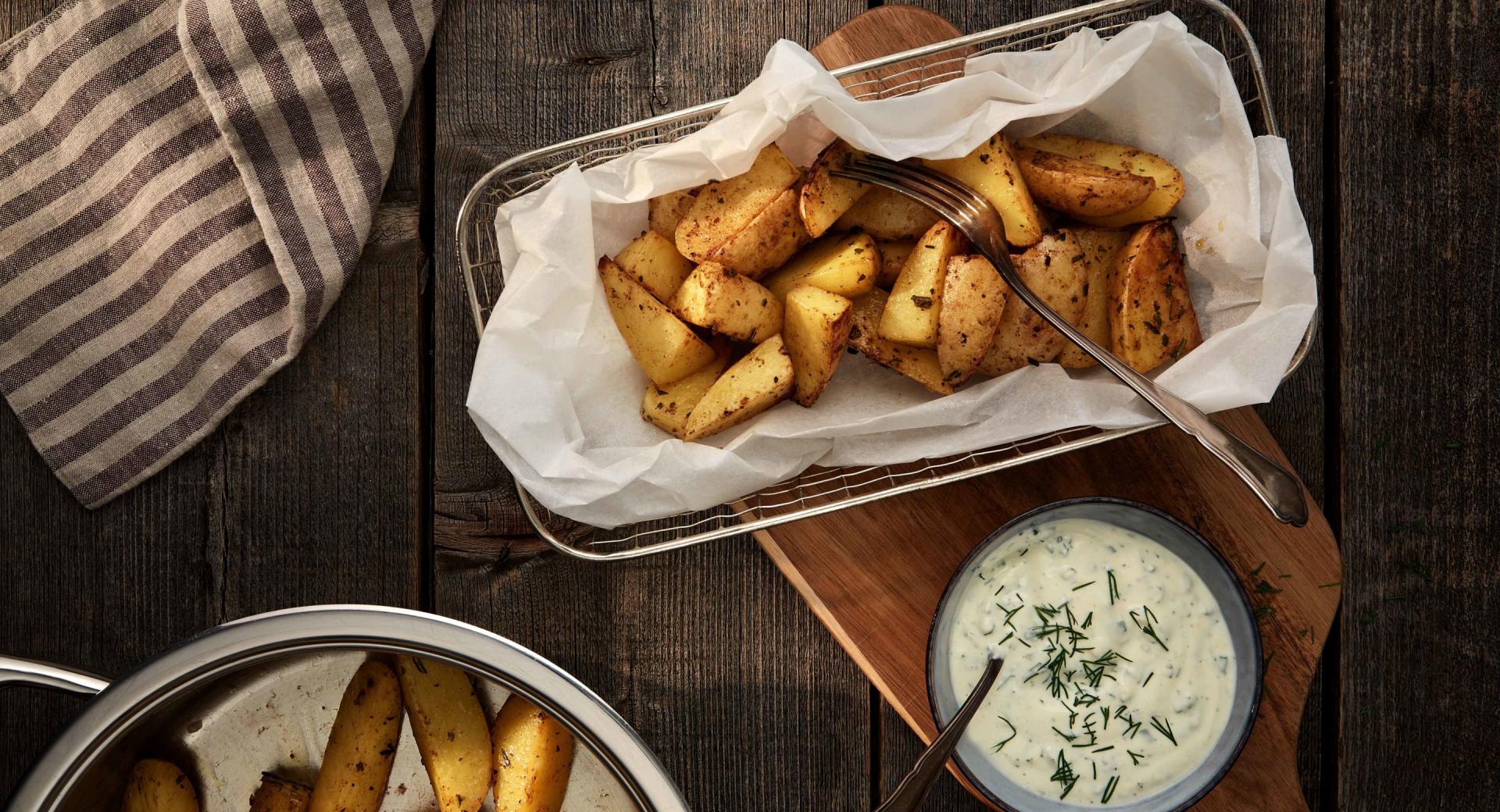 Patatas al romero con salsa de hierbas