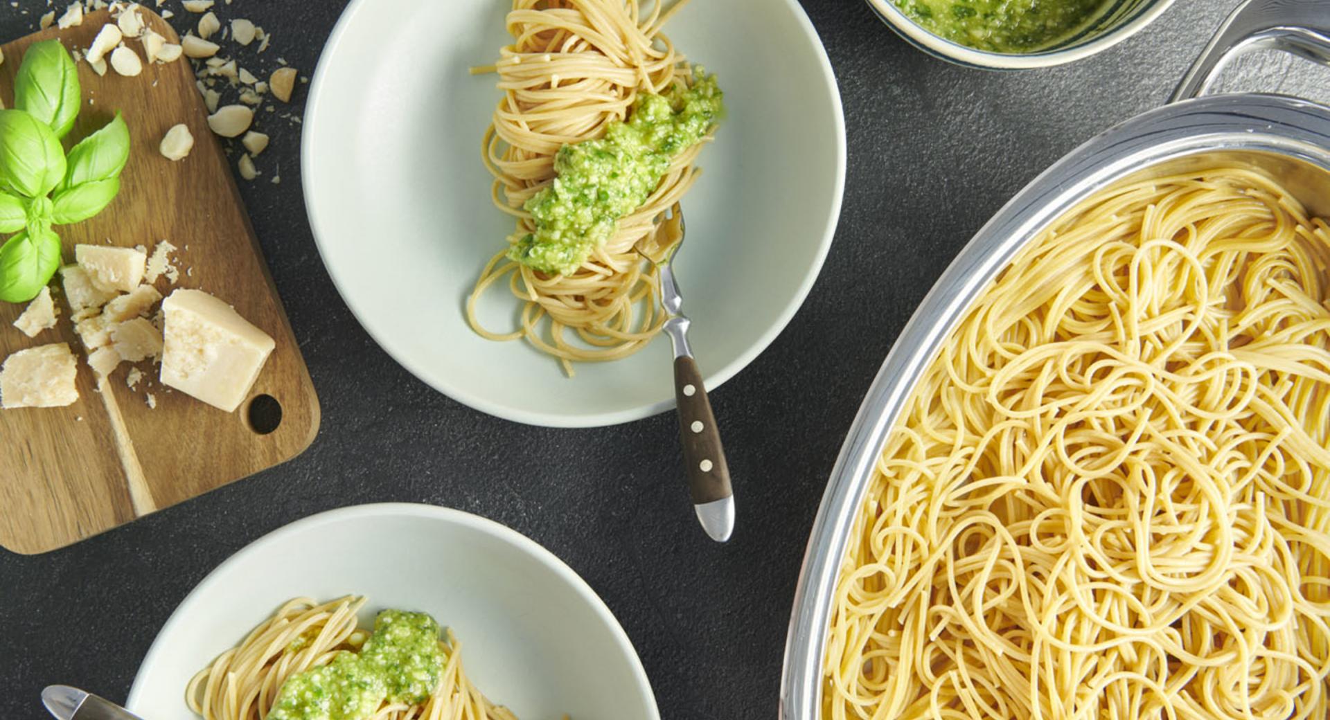 Espaguetis con pesto de macadamia