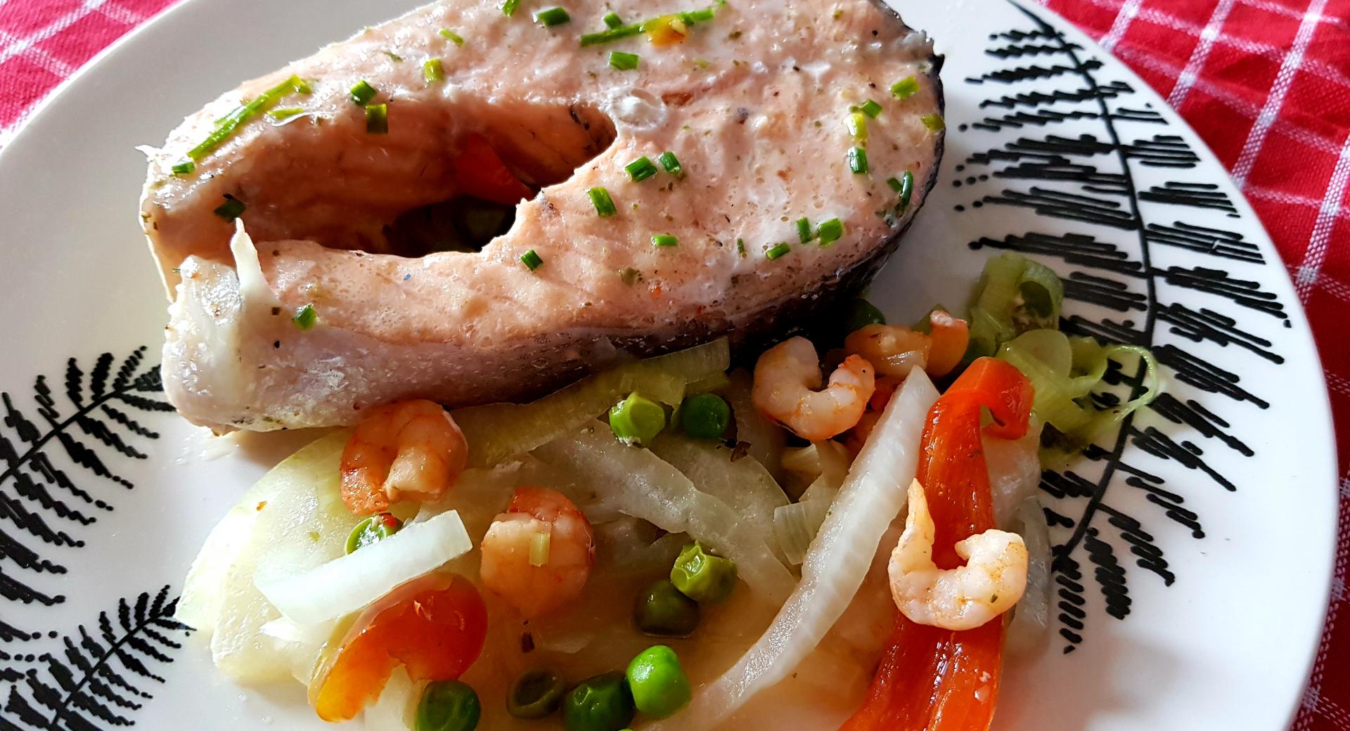 Salmón al horno con gambas