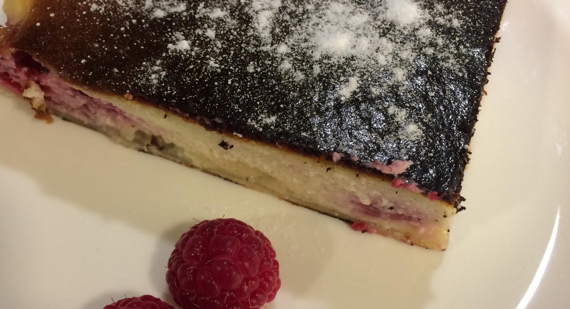 Tarta de mascarpone, chocolate blanco y frambuesas.