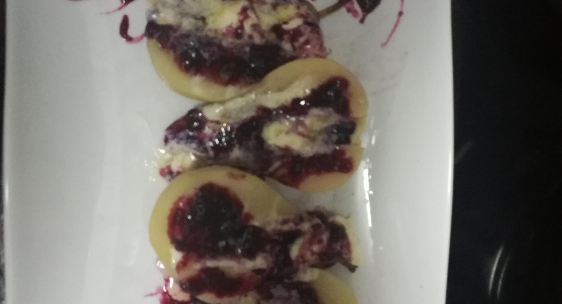 Peras rellenas de mascarpone con reducción de frutos rojos