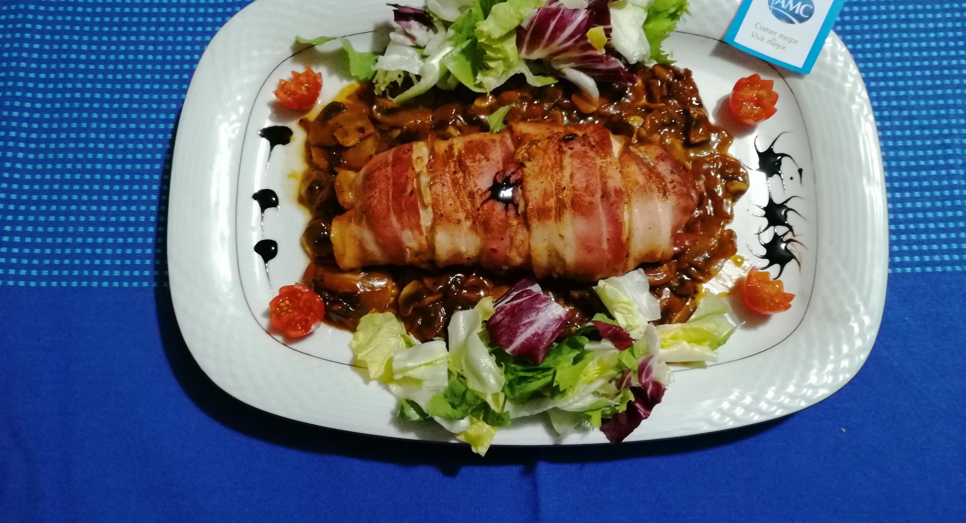 Pechuga rellena con guarnición de champiñones con salsa de ostras