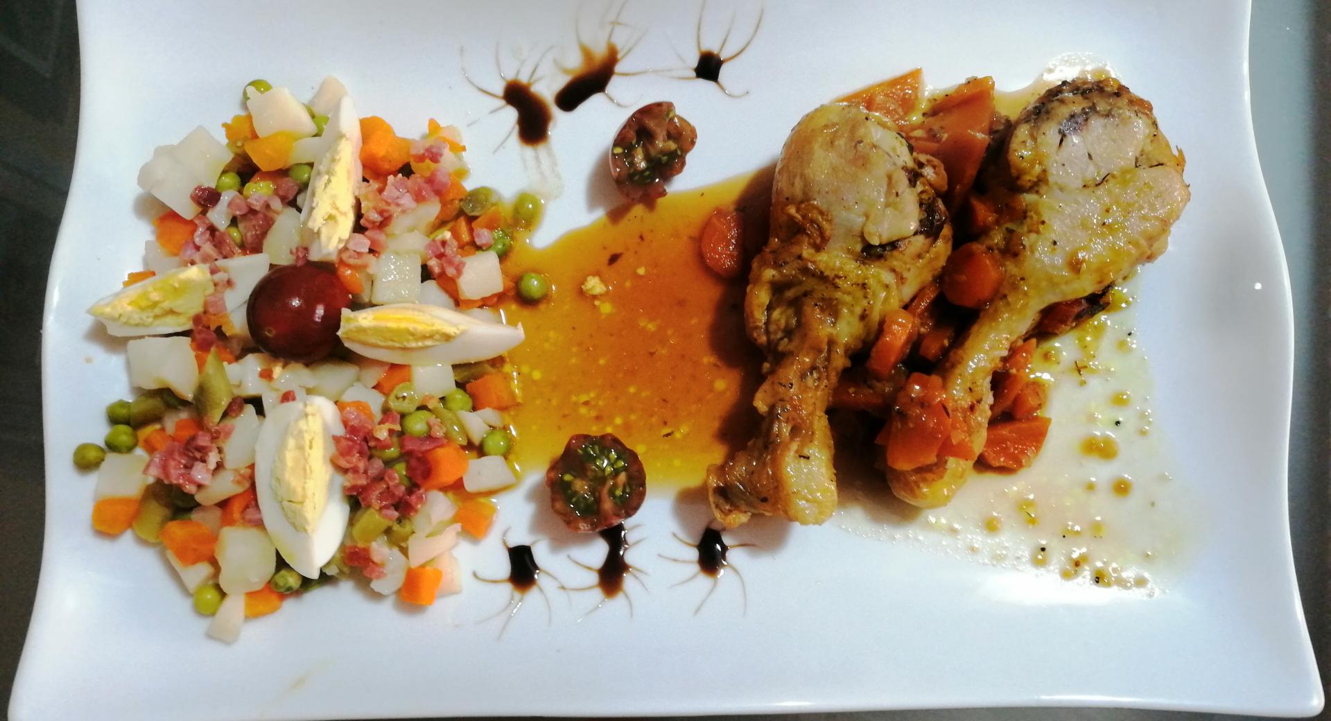 Muslos  de pollo especiado con verduras al jerez  y ensaladilla con crujiente de jamon