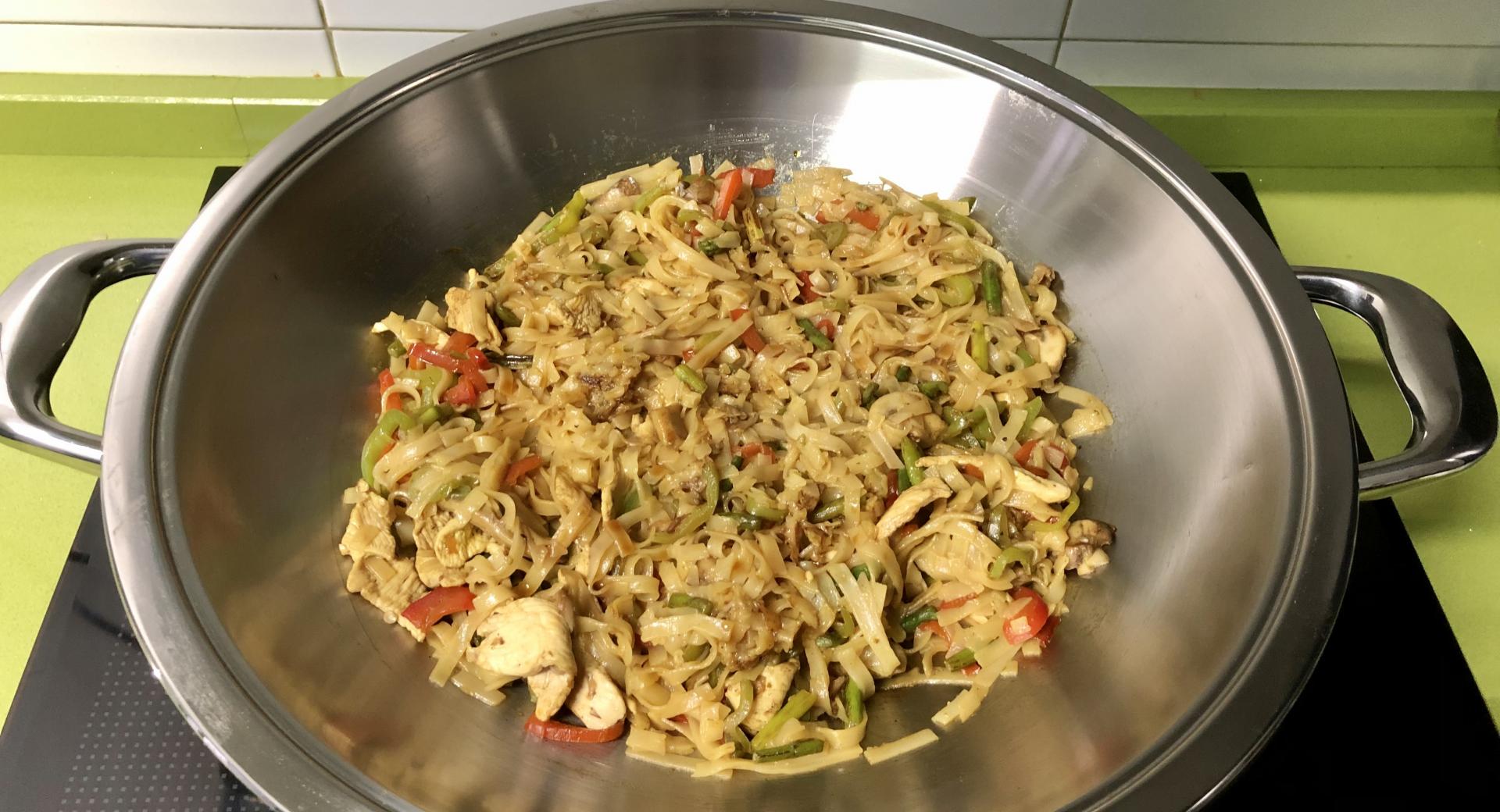 Noodles con pollo y verduras