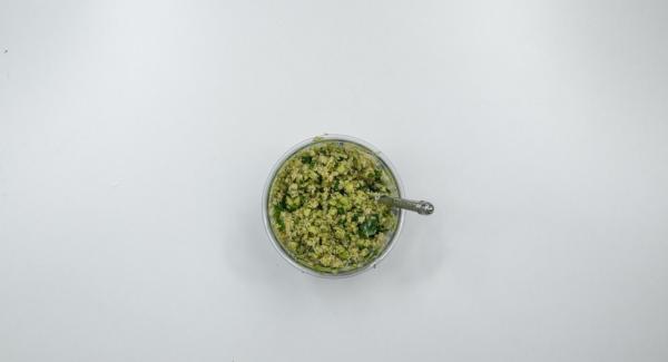 Agregar 80 g de pan rallado, 3 cucharadas soperas de aceite de oliva y 1 huevo. Sazonar con sal y pimienta. Escurrir las alcachofas y rellenarlas con la mezcla.