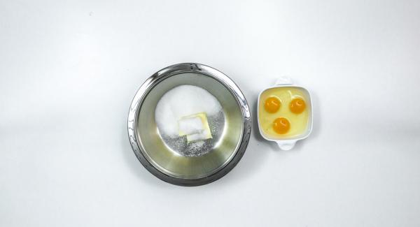 Mezclar la mantequilla con el azúcar y el azúcar de vainilla hasta obtener una masa esponjosa. Agregar los huevos uno a uno.