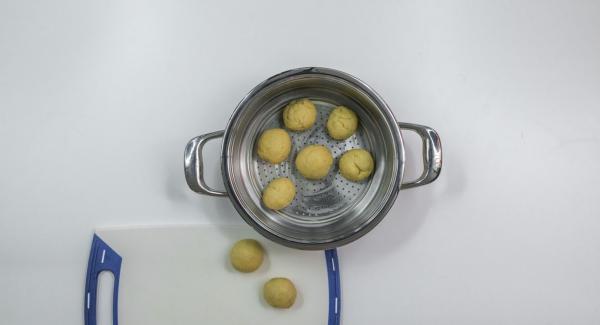 Engrasar el set-combi con mantequilla y colocar los bollos rellenos dentro.