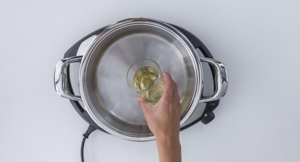 Añadir el vino blanco en la olla, introducir la Softiera en la olla y tapar con la Tapa Súper-Vapor (EasyQuick) con un aro de sellado de 24 cm.
