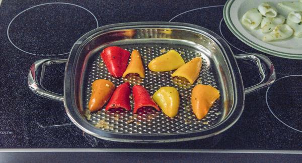Añadir los trozos de pimiento al Arondo, asar durante un minuto aproximadamente, dar la vuelta, tapar y freír por completo con el fuego apagado durante unos 5 minutos.
